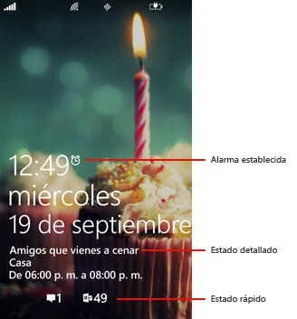 Pantalla de bloqueo que muestra notificaciones de alarma, estado detallado y estado rápido