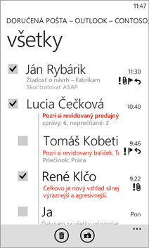 E-mailové správy v e-mailovom konte s niekoľkými správami vybratými na presun alebo vymazanie